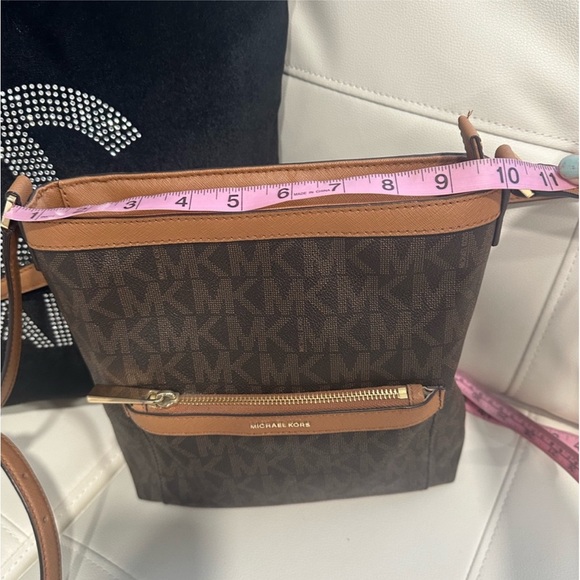 Michael Michael Kors
MORGAN MESSENGER IN SIGNATURE PRINT - Picture 13 of 13